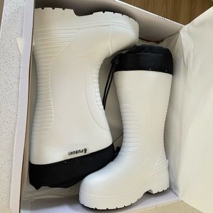 You can’t buy the white anymore as it’s sold out till this fall.